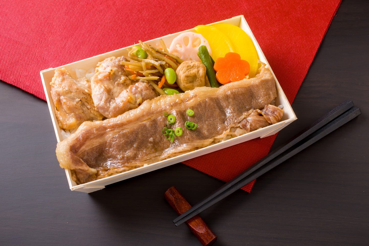 黒毛和牛すき焼きと鶏もも西京焼き弁当